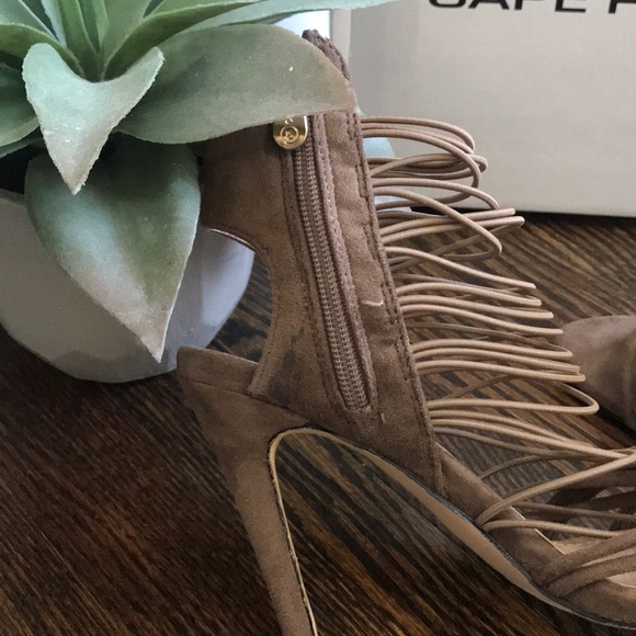 Tan strappy sandals - Picture 5 of 7